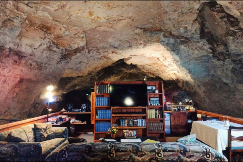   Bir yeraltı mağarasında Büyük Kanyon Mağaraları Süiti