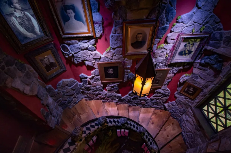   Cầu thang được trang trí như lâu đài ma ám với những bức tranh ma quái