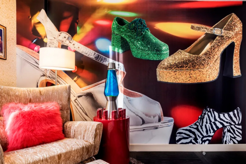   Một chiếc ghế bên cạnh đèn dung nham và hình nền giày disco