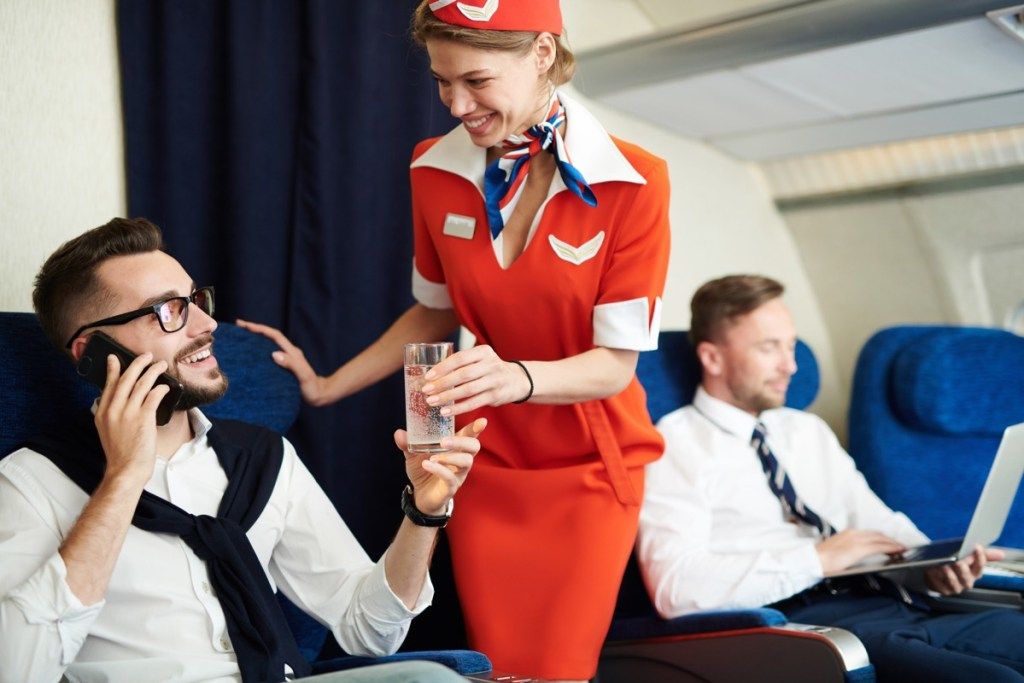 客室乗務員が飛行機の中で人と話している客室乗務員を怖がらせるもの