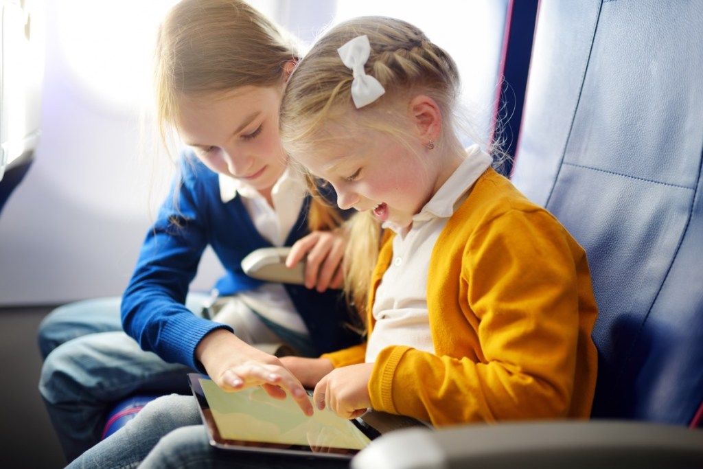 dzieci w samolocie przerażają stewardesy