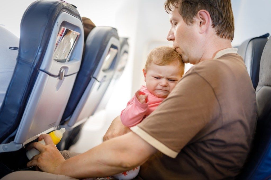 हवाई जहाज की चीजों पर रोते हुए बच्चे जो उड़ान परिचारिकाओं को भयभीत करते हैं
