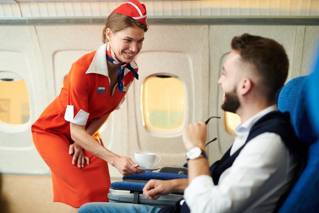 stjuardesa koja razgovara s muškim putnicima stvari koje užasavaju stjuardese