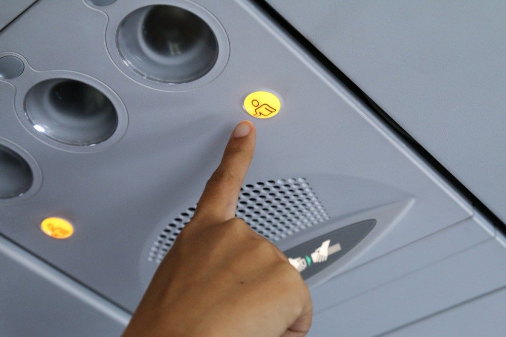 skambinimo mygtukas ant lėktuvo dalykų, kurie kelia siaubą skrydžių palydovams