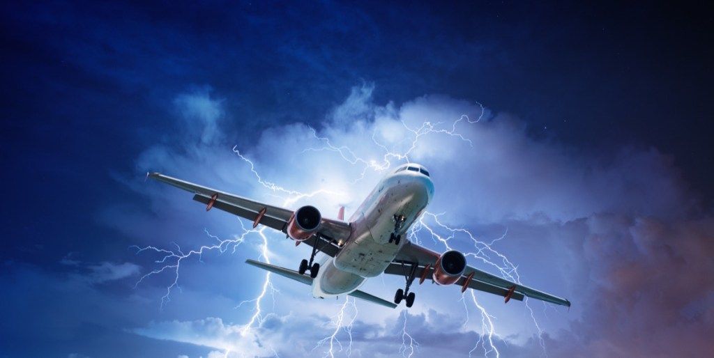 비행기 승무원을 끔찍한 번개 폭풍을 통과하는 비행기