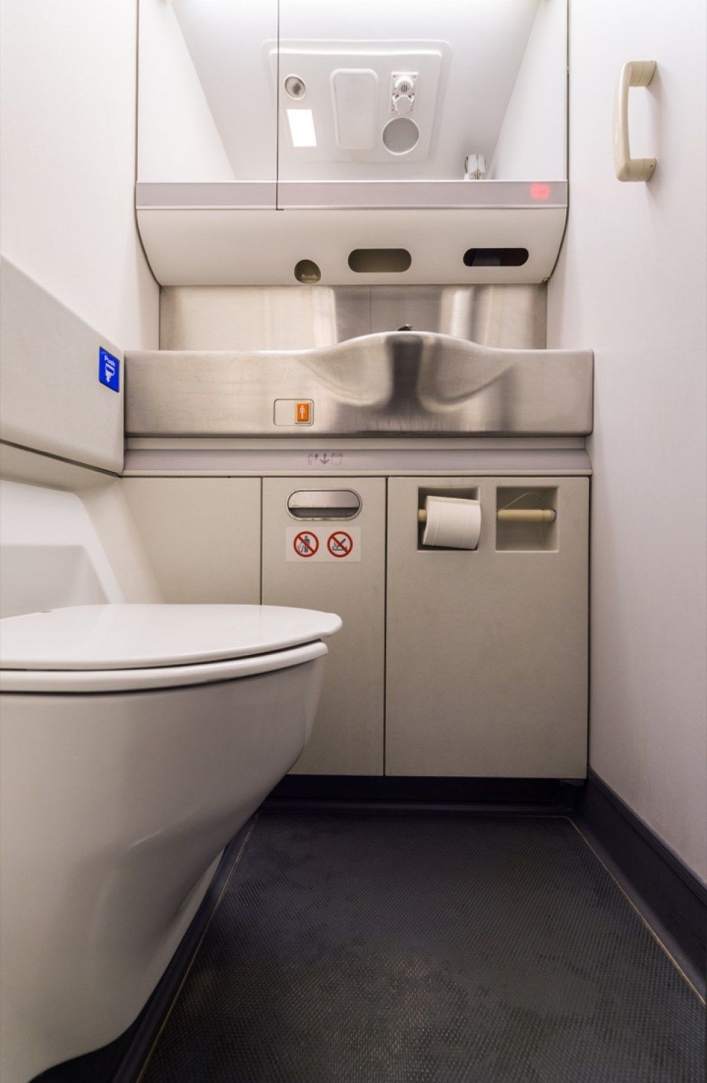 हवाई जहाज के बाथरूम की चीजें जो उड़ान परिचारिकाओं को भयभीत करती हैं