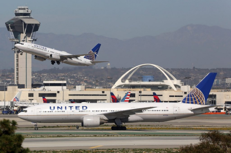   Los Angeles, USA - 22. februar 2016: United Airlines flyvemaskiner i Los Angeles International Airport (LAX) i USA. United Airlines er et amerikansk flyselskab med hovedkontor i Chicago.