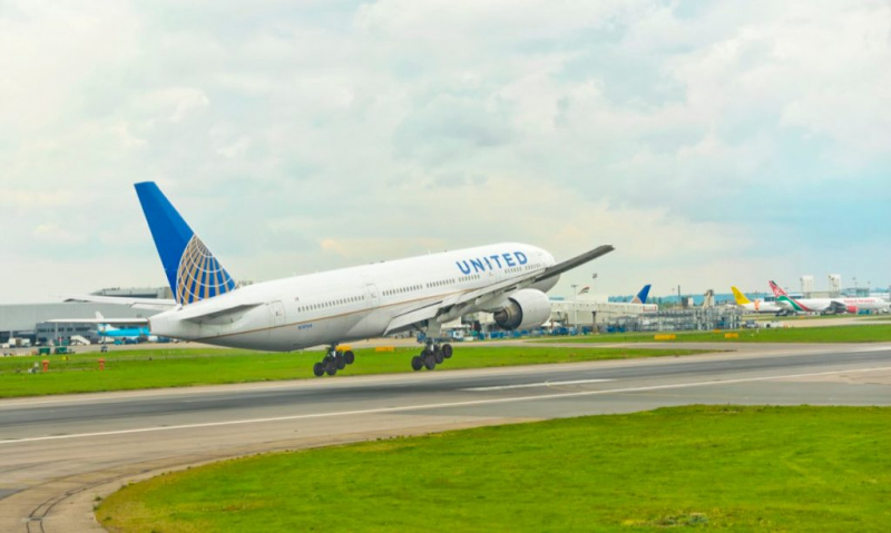   London Heathrow, Storbritannien - 22. april 2014: United Airlines Boeing 777 øjeblikke fra landing i London Heathrow Lufthavn.