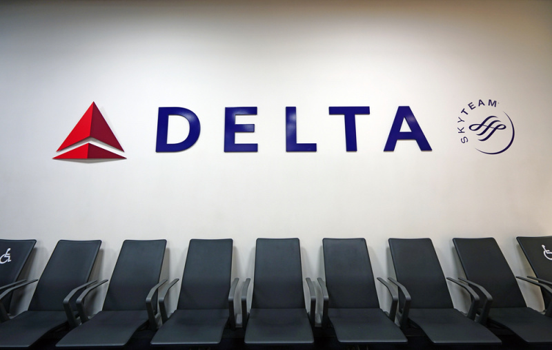   Isang Delta sign sa itaas ng mga upuan sa terminal ng paliparan