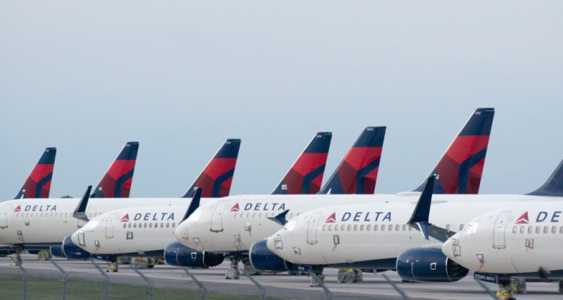   Delta Airplanes sentados em fila no Aeroporto Internacional de Kansas City