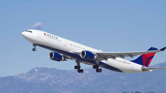 Delta bo potnikom to omogočila 'tako v zraku kot na tleh' od danes