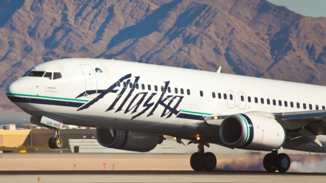   מטוס אלסקה איירליינס נוחת בשדה תעופה