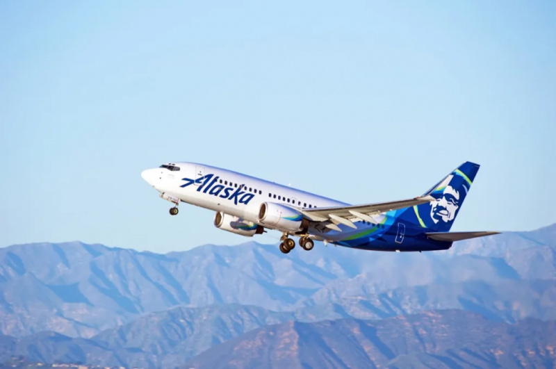   Самолет Boeing 737-790(WL) на Alaska Airlines е във въздуха, докато излита от международното летище в Лос Анджелис, Лос Анджелис, Калифорния, САЩ
