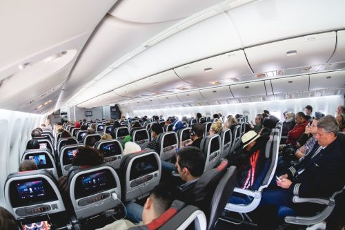   vuelo lleno de gente de american airlines