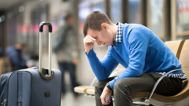 8 formas de reducir la ansiedad por viajar, según los terapeutas