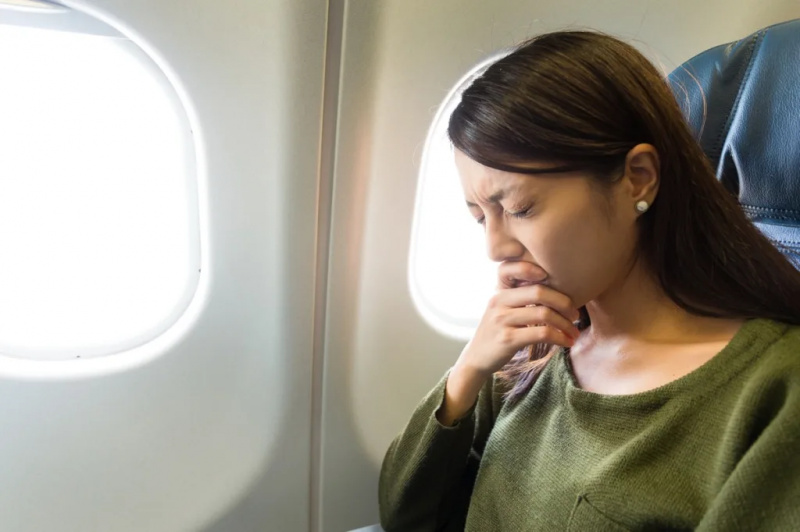   אישה עם פחד לטוס במטוס