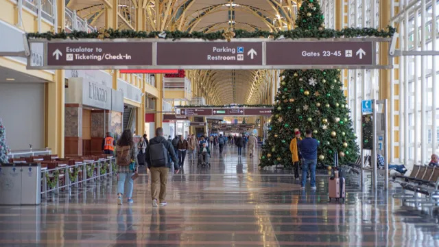 TSA 'اب تک کے مصروف ترین' چھٹیوں کے موسم سے پہلے نئی سفری رہنمائی جاری کرتا ہے۔