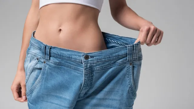 Mujer revela cómo perdió 80 libras en un año sin contar calorías
