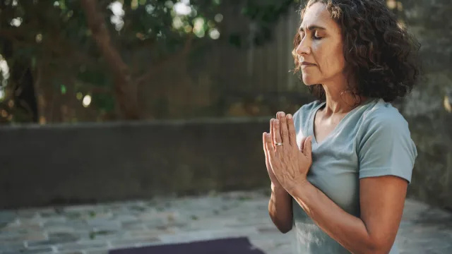 6 лучших стилей медитации для снятия стресса, если вам за 50