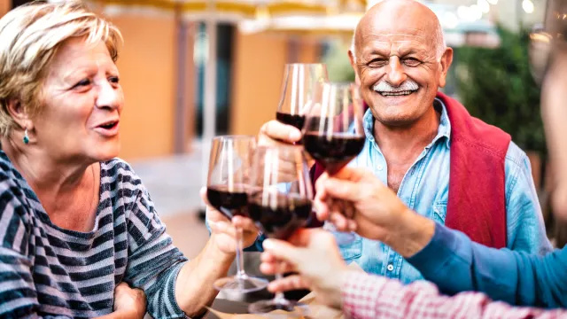 Ispijanje vina i 8 drugih 'pravila' koja će vam pomoći da doživite 100 godina, kažu istraživači