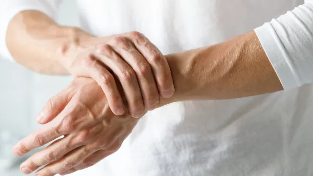 Greitas fizioterapeuto triukas, kaip numalšinti riešo skausmą