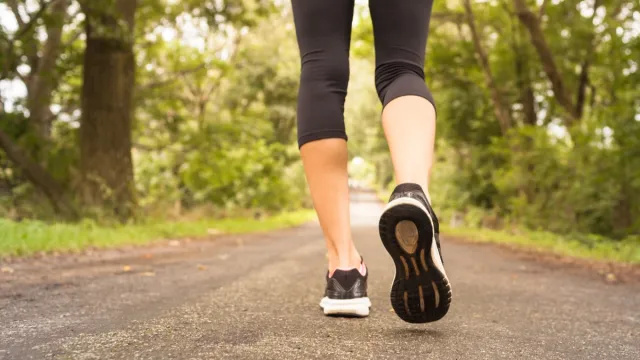 Cambiare il ritmo della camminata può aiutarti a vivere più a lungo, lo dimostra un nuovo studio