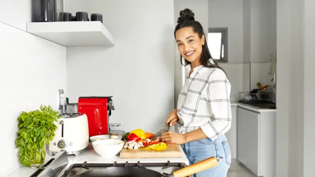 Pikaealisuse ekspert paljastab, kuidas oma kööki ümber korraldada, et kaalust alla võtta