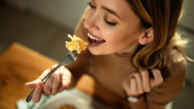 Tietoinen syöminen painonpudotusta varten: 5 strategiaa, joilla muutat suhdettasi ruokaan