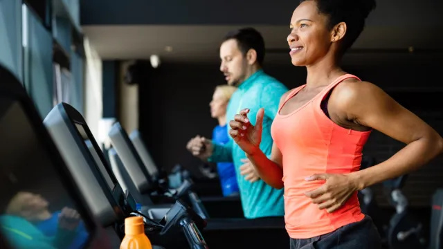 7 labākie skrejceliņu vingrinājumi svara zaudēšanai, saka fitnesa eksperti