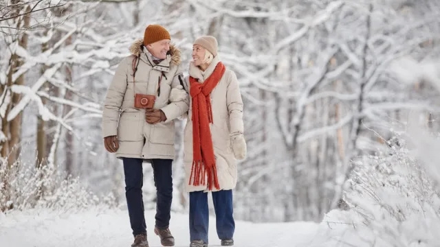 Wenn Sie über 65 sind, tragen Sie diese 5 Kleidungsstücke nicht, wenn es schneit